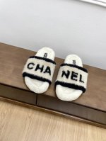 一字拖 交叉拖 CHANE* ｜小香经典四季双C毛毛拖鞋 “抢先穿”系列 行走的羊咩咩毛茸茸的实在是太可爱太舒服啦！简洁、精美风格的小香是很多女孩的心头好羊毛鞋