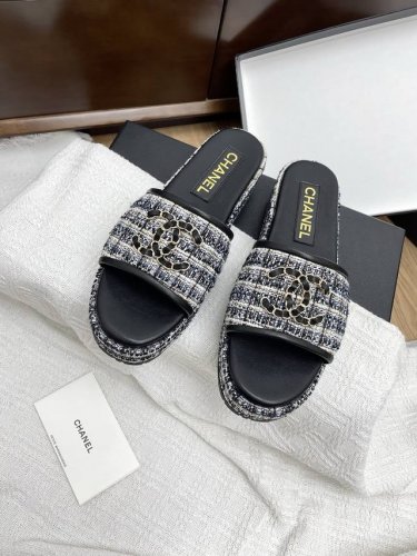 Chanel2025新款双C增高厚底拖鞋 经典双C金属扣，奢华与格调并存，轻轻一扣，便是香奈儿独有的优雅态度。标志性粗花呢材质，纹理细腻，质感上乘，每一步都踏出