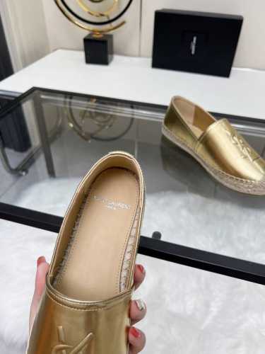 冲量 品牌：Saint Laurent 圣罗兰 面料材质：布面 内里材质：羊皮内里，羊皮垫脚 圣罗兰21春夏草编渔夫鞋，原版意大利直邮开发，与正品11,原版开模