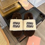 MiuMiu缪缪 2024 miu家2024秋冬新品 专柜最新爆款字母毛毛拖鞋系列 火爆毛毛字母款鞋 今年主推款 上脚精致小巧，百搭好看，舒适又优雅，时尚 简约