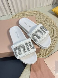 Miumiu 缪缪新款 钻扣拖鞋 高品质闭眼入 采用羊皮 真丝鞋面 人工缝线褶皱 弹力皮垫脚更加柔软舒服 施华洛世奇水钻扣 巨闪 原版高密度发泡大底 size: