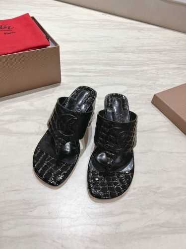 顶级版 原版盒 Christian Louboutin 2025S原版做货重工Cl真皮粗跟夹脚拖鞋 材质：头层高光小牛漆皮 内里：粒面珠光羊皮里 大底：原版进口