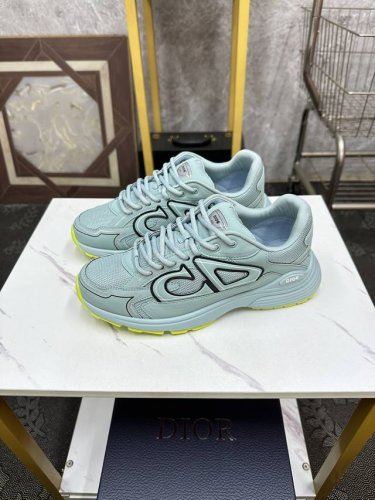 Dior-迪奥 倾情呈献全新运动鞋，以现代线条和科技面料打造灵动休闲格调。迪奥品牌大使王俊凯 动感演绎全新运动鞋，秋意正浓步履生风。原版1：1复刻顶级版本 码数