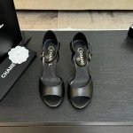 chane* ｜小香25Ss春夏新品 性感珍珠跟高跟凉鞋 很经典百搭的设计 无论什么场合都可以Hold住 任何身高都能驾驭的高度 且不失气场和魅力 特色在于鞋跟