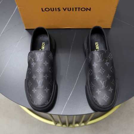 出厂价： 品牌：Lv路易威登 标准码：38–44 45定制 等级：官网同款 材料：原版品牌防水面料 加厚羊皮内里 轻便柔软耐磨大底 款式类别：男士时尚休闲鞋 尊 - 点击图像关闭