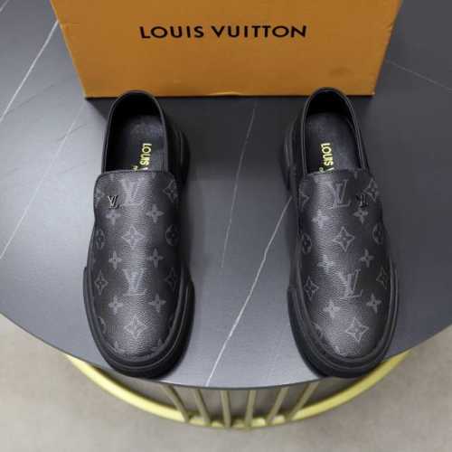 出厂价： 品牌：Lv路易威登 标准码：38–44 45定制 等级：官网同款 材料：原版品牌防水面料 加厚羊皮内里 轻便柔软耐磨大底 款式类别：男士时尚休闲鞋 尊