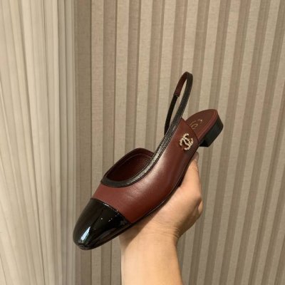 chane*｜小香经典后空凉鞋 经典永不过时 简约大气 拼接加双C设计～ 显瘦百搭～脚感非常舒适！ 凸显优雅的爆品 小香粉必入！ 鞋面采用进口小牛皮 牛油 特殊