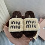 顶级版本 Miumi*新款字母刺绣羊毛拖鞋毛毛拖鞋 鞋面采用A级羊毛皮毛一体羊羔毛，与原版一致满鞋全部采用纯羊毛，大底与原版一样的TPU材质底片耐磨防滑 Siz