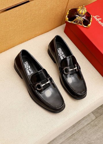 商品商标 Ferragamo 菲拉格慕 休闲皮鞋 正码码数: 38-44 45订的制 商品材料 精选 进口头层开边珠牛皮鞋面+原版五金扣 进口水染牛皮内里 强烈