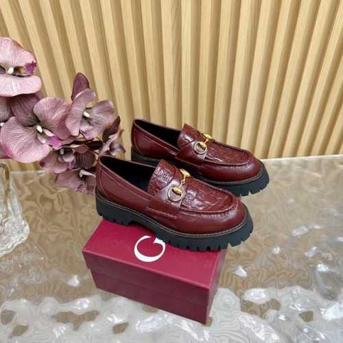 gucci 古奇 夏季新品马鞍扣 马衔扣乐福鞋 鞋柜必备款 原版套楦 高端品质 这款凉鞋颇具辨识度的双环和长条元素令这鞋高跟水台凉鞋更具装饰感 作为对品牌马术本