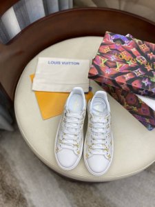 lv 21Ss早春新款厚底小白鞋 时尚感爆棚 ～！！活力满满，上脚超级舒适，无敌耐看。烫金Logo彰显品牌魅力，双色渐变 鞋面进口丝绸牛皮，质感细腻媲美Zp！内
