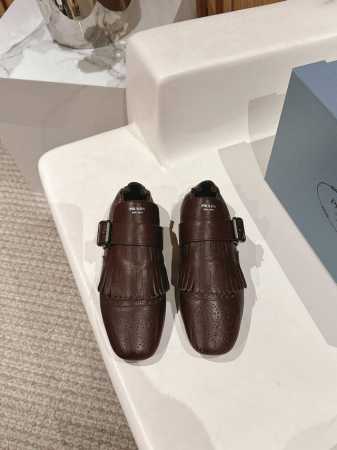 厂价半拖 乐福鞋 Prada 普拉达25Ss新品复古 走秀流苏乐福鞋半拖鞋系列 流苏搭配雕花工艺设计 网红Ins热捧 复古又时尚 上脚非常舒适又百搭！ 鞋面采用 - 点击图像关闭