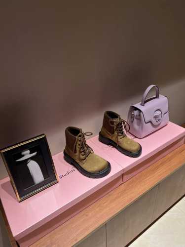 冲量价: LOEWE 罗意威 24ss 秋冬新款 娃娃头 鞋带马丁靴 简约大气时髦 耐看不过时 是时尚圈永不退潮的经典所在 复古的英伦风格 让你穿出不一样的气质