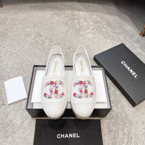 chanel 渔夫鞋万年经典系列 织物与皮料的完美结合 五彩斑斓的颜色 仿佛把春天藏在了鞋子里 从面世到如今历久弥新 经久不衰 居家旅行皆可 流行稍纵即逝 经典