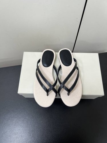 Unfolio 25Ss春夏新款 线条感极简平底人字拖 每个乏味的日常，都被这鞋漂亮的鞋子，点缀成彩色的美好与光芒，上脚超级轻便，手工内里编织非常具有复古感，鞋