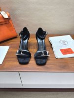 Hermes 爱马仕经典H高跟凉鞋系列时尚经典又百搭 超级舒服 历时半年拆卸原版开发 匠心精神 每个细节都做到极致 设计简约流畅 打造时尚经典柔美造型 材质: