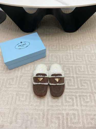 出厂 最新系列！Prada 普拉达2024秋冬季新款毛拖鞋 三角扣面包包头半拖鞋 最新走秀系列 经典升级 舒适度与时髦度并存 每个颜色搭配都好看，设计搭配不同风