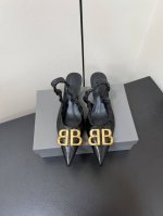 Balenciaga巴黎世家 25春夏爆裂纹漆皮尖头Bb五金扣饰气质高跟鞋后空松紧单鞋凉鞋 原版购入开发！经典巴黎家独有的时尚魅力，上脚超有范！！秋冬搭配也是Y