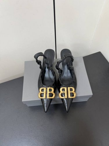 Balenciaga巴黎世家 25春夏爆裂纹漆皮尖头Bb五金扣饰气质高跟鞋后空松紧单鞋凉鞋 原版购入开发！经典巴黎家独有的时尚魅力，上脚超有范！！秋冬搭配也是Y