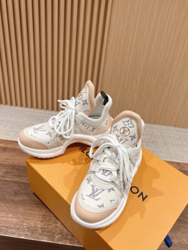 橙子出厂价p louis Vuitton 路易威登 Lv新配色 休闲老爹鞋 弓形运动鞋 不断的新品系列加入了更多配色细节 少女心爆棚 尽显青春活力 日常穿搭超级