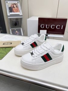 Gucci经典小白鞋，重磅回归女码35-40 男码39-45 面料：进口头层牛皮 内里：牛皮里 垫脚：牛皮垫 大底：Tpu大底 工艺：原板套包