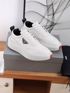 prada 普拉达～独特现休闲风。普拉达官网新款火爆来袭 高端品牌休闲鞋全套包装 男士 专柜同步发售，意大利进口品牌精选头层意大利牛皮。羊皮内里 拒绝脱色磨脚