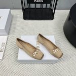 出厂： 独家顶级版本 Dior*迪奥 2025vs新款单鞋系列 方头珍珠扣单鞋 原版购入开发 ！完美还原这款鞋的楦形细节鞋面进口牛漆皮 内里垫脚细腻小羊皮，看细
