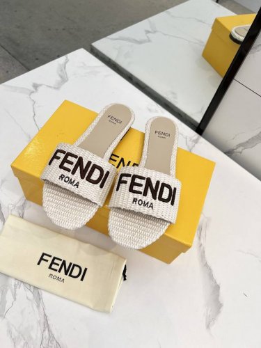 最新夏季爆款fendi芬迪凉鞋，专柜原装正版，面料：内里头层羊皮，橡胶底 真皮底 ，35 44码欢迎下单，