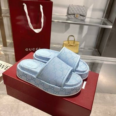 爆款2025女士新款 Gg 厚底凉拖鞋 标志性的古驰标志和精致图案以当代方式重新诠释，用于最新的古驰系列。这款楔形凉拖鞋采用Gg帆布制成，以标志性的轮廓为特点。