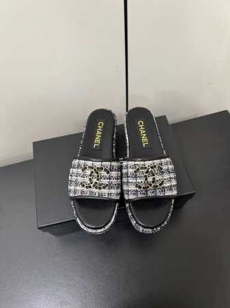 Chanel小香链条双C扣厚底彩布毛呢凉拖鞋 标志性粗花呢材质，纹理细腻，质感上乘，每一步都踏出高级风尚。 厚底设计，不仅拉长腿部线条，让你轻松拥有超模比例，还 - 点击图像关闭