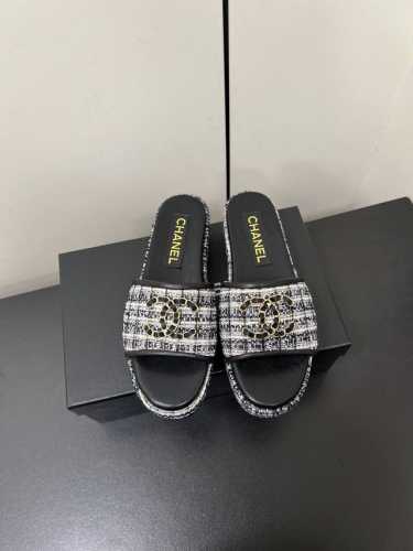 Chanel小香链条双C扣厚底彩布毛呢凉拖鞋 标志性粗花呢材质，纹理细腻，质感上乘，每一步都踏出高级风尚。 厚底设计，不仅拉长腿部线条，让你轻松拥有超模比例，还