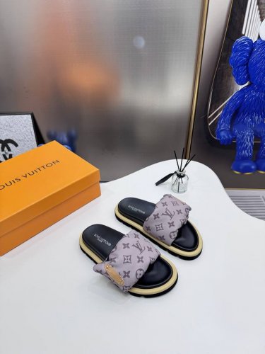 橙子出厂价p louis Vuitton 路易威登 Lv新配色 休闲魔术贴拖鞋 平底凉拖 情侣款 专柜同步更新 鞋面采用独一无二的驴家独特面料 面料轻盈透气 超