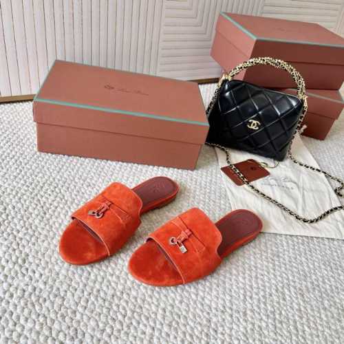 平底 粗跟 代购级 Loro piana Summer Charms Ser LP女士凉鞋拖鞋这款绒面羊皮革凉鞋搭配饰有Loro Piana My Charms