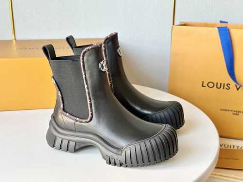 L驴家 fw22 new arrival～ ruby 短靴新品，爆款，哈哈新款的靴靴非常特别，平底靴在硬朗和柔美之间激发潮流魅力，可可爱爱大头鞋！ 甄选进口丝绸