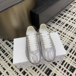 maison Margiela 马吉拉2025春夏系列情侣款阿甘鞋德训鞋 新款Sprinters运动鞋轮廓采用做旧感尼龙与复古处理麂皮制成，灵感来源于复古跑鞋。