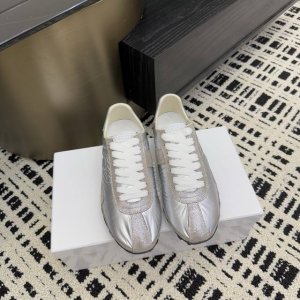maison Margiela 马吉拉2025春夏系列情侣款阿甘鞋德训鞋 新款Sprinters运动鞋轮廓采用做旧感尼龙与复古处理麂皮制成，灵感来源于复古跑鞋。