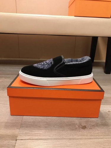 出厂价 GUCCI 古奇 新款男鞋高端品牌，最新時尚休闲男鞋，潮流百搭之款，轻松运动风，鞋面意大利进口头层磨砂皮，绒里 ，加超精细做工。原版个性时尚橡胶耐磨大底