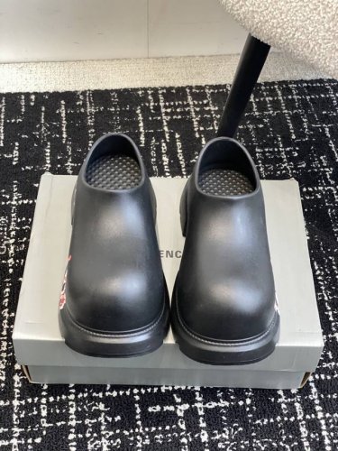 冲量价: 代购级 balenciaga 25Ss 春夏季 新款 顶级版本原版开发 极致轻量化 众多国内外一线潮流明星上脚加持 时髦又兼具舒适感 上脚还很显白 夏