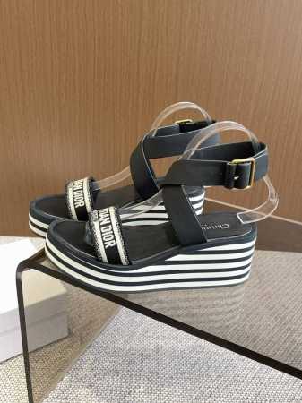 350Dior迪奥 25Ss春夏新款 Ivieta Dway 平底一字拖鞋 凉鞋 原版开发市面顶级版本 Cd字母Logo立体刺绣厚底圆头露趾拖鞋 脚感柔软细腻 - 点击图像关闭
