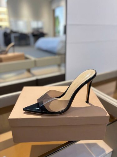 {半拖} 吉安维托 罗西 Gianvito rossi Eiko Stiletto，轻松移动。这款 Gianvito Rossi 拖鞋采用配有精致的胶片，可抚摸