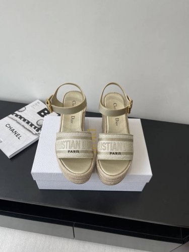 Dior 迪奥 25Ss春夏新款仙女风坡跟凉鞋 简单超级百搭 上脚奢华随意搭配夏季服饰 脚感舒适 各路时尚博主刷爆小红书 超时髦又充满高级感的单品 轻松打造造高