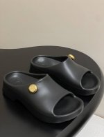 loewe 罗意威 2025夏季新款Foam pebble 凉拖鞋简约时尚橡胶厚底拖鞋 超轻拖鞋 超舒服 湿水 去沙滩穿超合适的 颜值也很高 夏季必备款 橡胶发