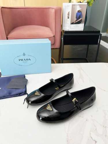 prada24年新款英伦风跳舞鞋 小皮鞋乐福鞋 复古时尚经典单品 巴黎时装周第一场分量十足的大秀场打造的新品 灵感由D主设计师巧妙结合在完美鞋型上.搭配品牌搭扣