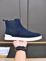 热卖款杰尼亚 休闲鞋这款 Triple Stitch 高帮休闲鞋以柔软的翻毛皮制成，为休闲鞋履注入精致格调。标志性三重交叉弹性细节彰显出传统皮鞋的手工缝迹，轻盈