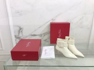 Roger vivier秋冬新款尖头及裸短靴 此款短靴采用全皮手工制作而成，品牌光扣 钻扣搭配束口皮带，皮带可调节大小，跟高6cm，时尚范小尖头设计特别适合小女
