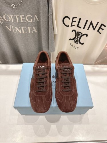 高版本出厂 情侣款 Prada*普拉达P家25Ssfw～New新款绑带情侣款休闲鞋，低调奢华懒人鞋，富人的不二选择！ 软胶底素有踩云感之称～舒适度百分百 细腻反