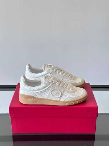 valentino Garavani Upvillage 情侣款低帮运动鞋 鞋舌处丝网印刷 Valentino Garavani Logo浮雕式铆钉装饰于橡胶鞋