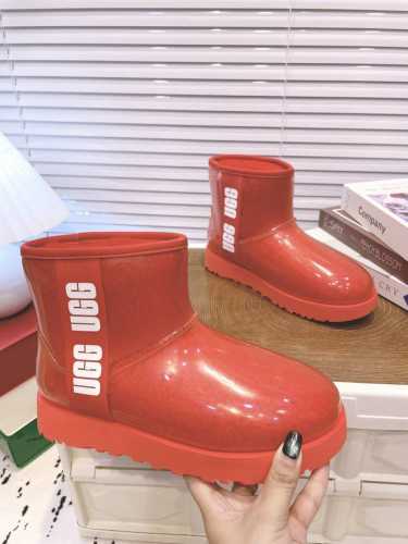 UGG周冬雨同款雪地靴 官网同步爆款胶片雪地靴 广版最高版本，独家开模 内里外套梅花百分百羊毛，胶套，大底原版，我只是帮UGG做了个代工[捂脸][捂脸][捂脸]