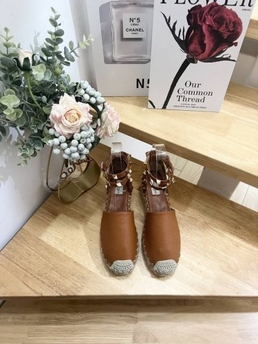 新品 Valentino Garavani 荔枝牛皮系带坡跟凉鞋 金属效果工艺处理铆钉装饰 麻绳包裹坡跟 可调节小牛皮系带 坡跟防水台 意大利制造 -36-41