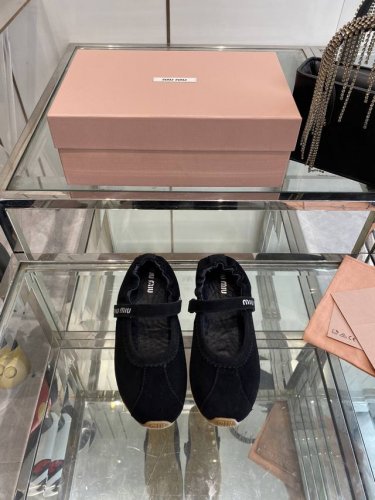 Miu Miu 缪缪 25Ss新款 德训鞋 芭蕾跳舞鞋 鞋面设计立体豆豆绣简单很随意不羁 复古颜值满分 又能体现单宁美感 整双鞋子设计简约时尚 上脚非常轻便而且